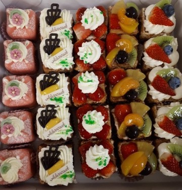 kleine gebakjes gesorteerd