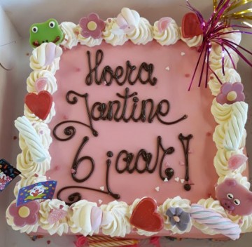 Marsepein verjaardag roze